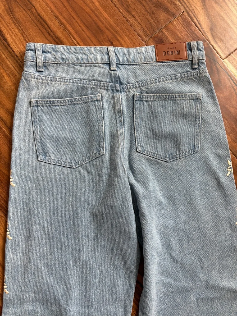 Sézane VALENTIN TROUSERS - SÉZANE X SEA NY DENIM BLUE WITH CREAM EMBROIDERY - Picture 8 of 11
